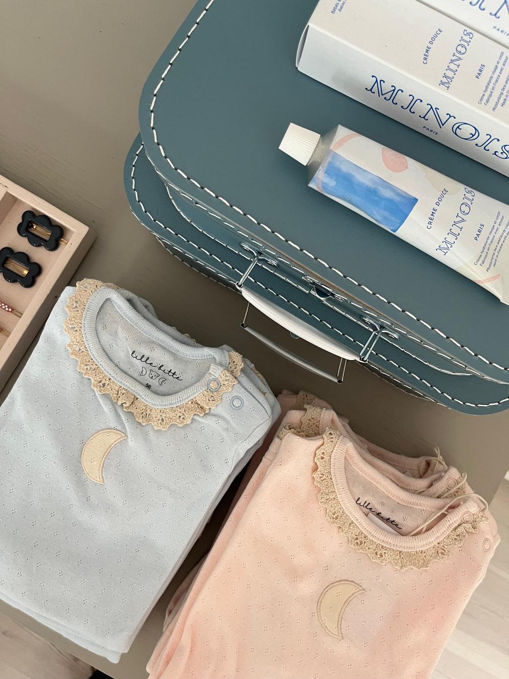 Baby Pyjamas med broderi - Lyseblå