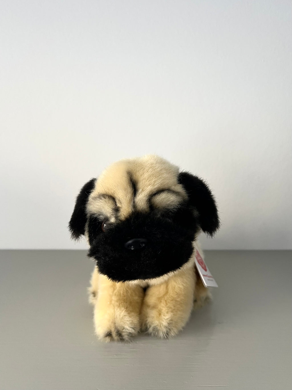 Siddende hund - Mops 15 cm