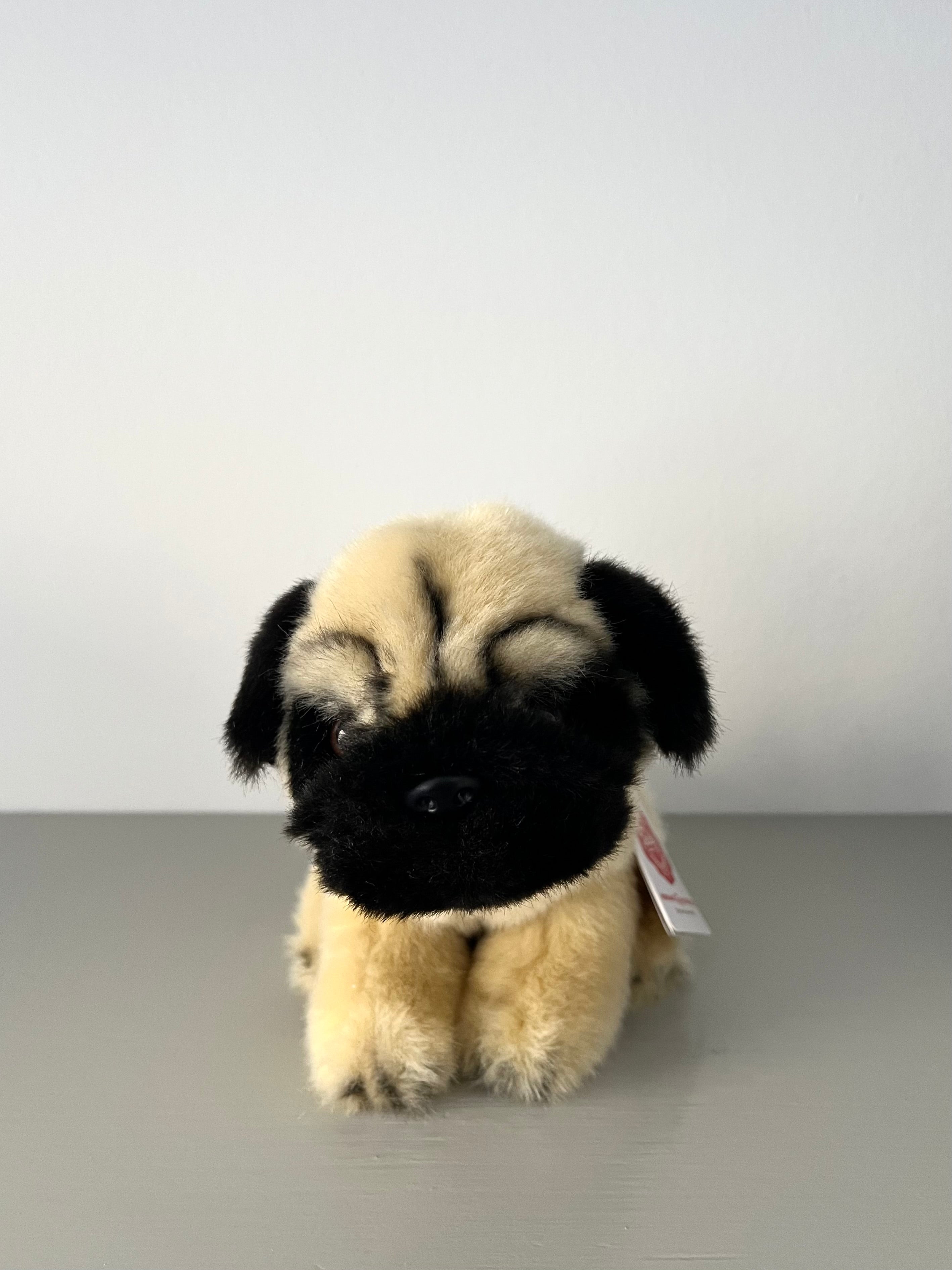 Siddende hund - Mops 15 cm