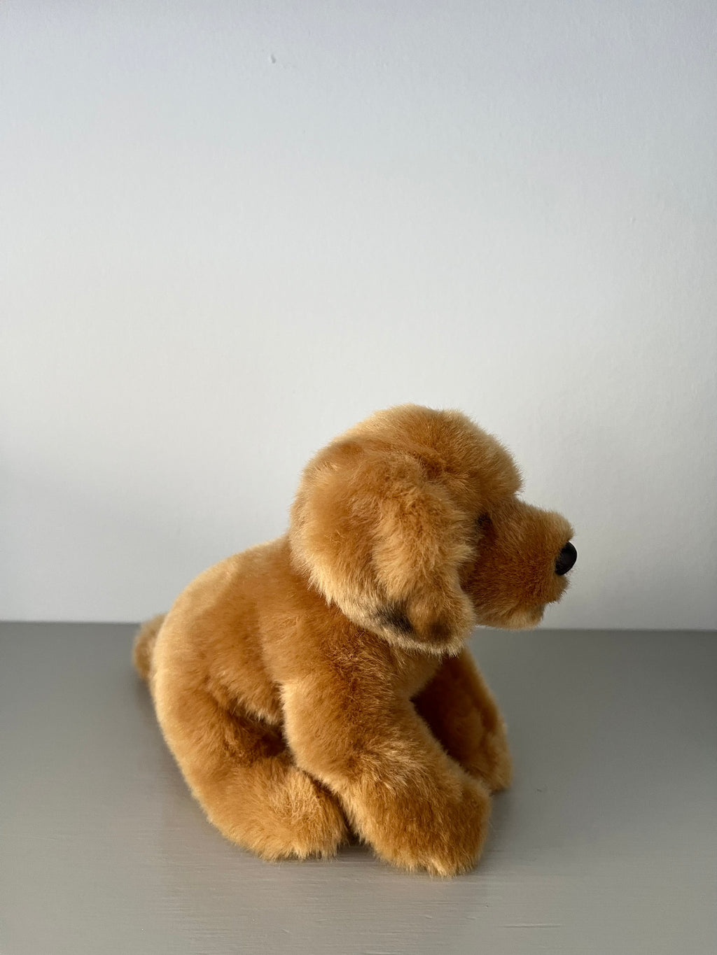 Siddende hund - Lysebrun 15 cm