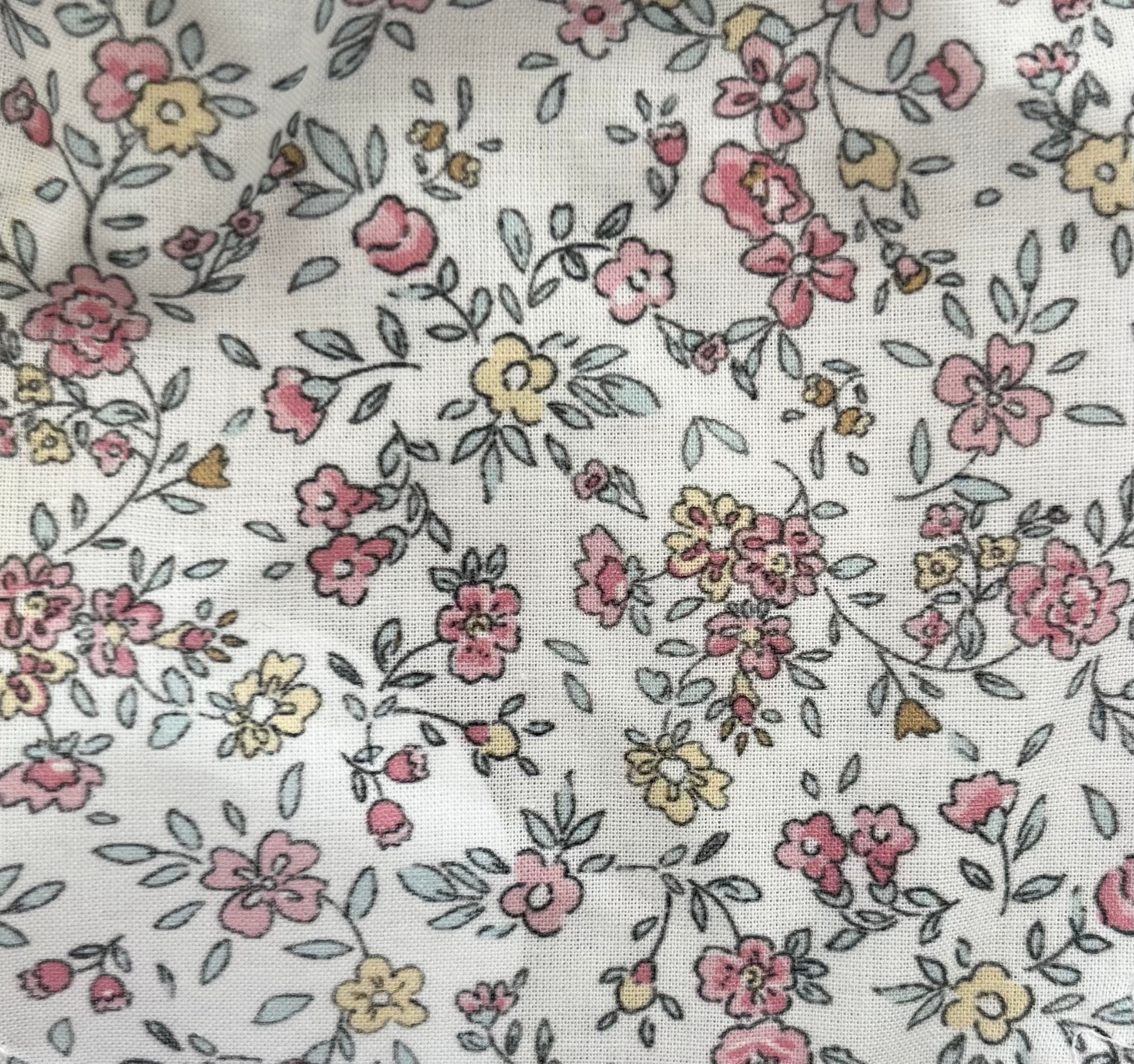 Dukkedragt - Hvid med gule og lyserøde blomster