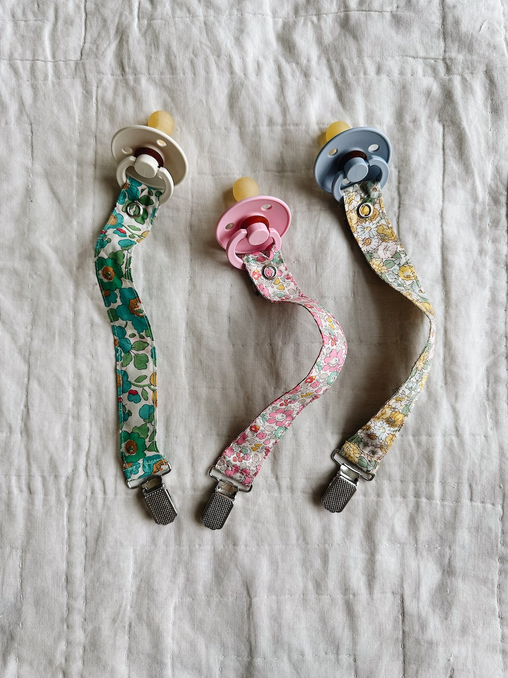 Pacifier clip - Blue betsy