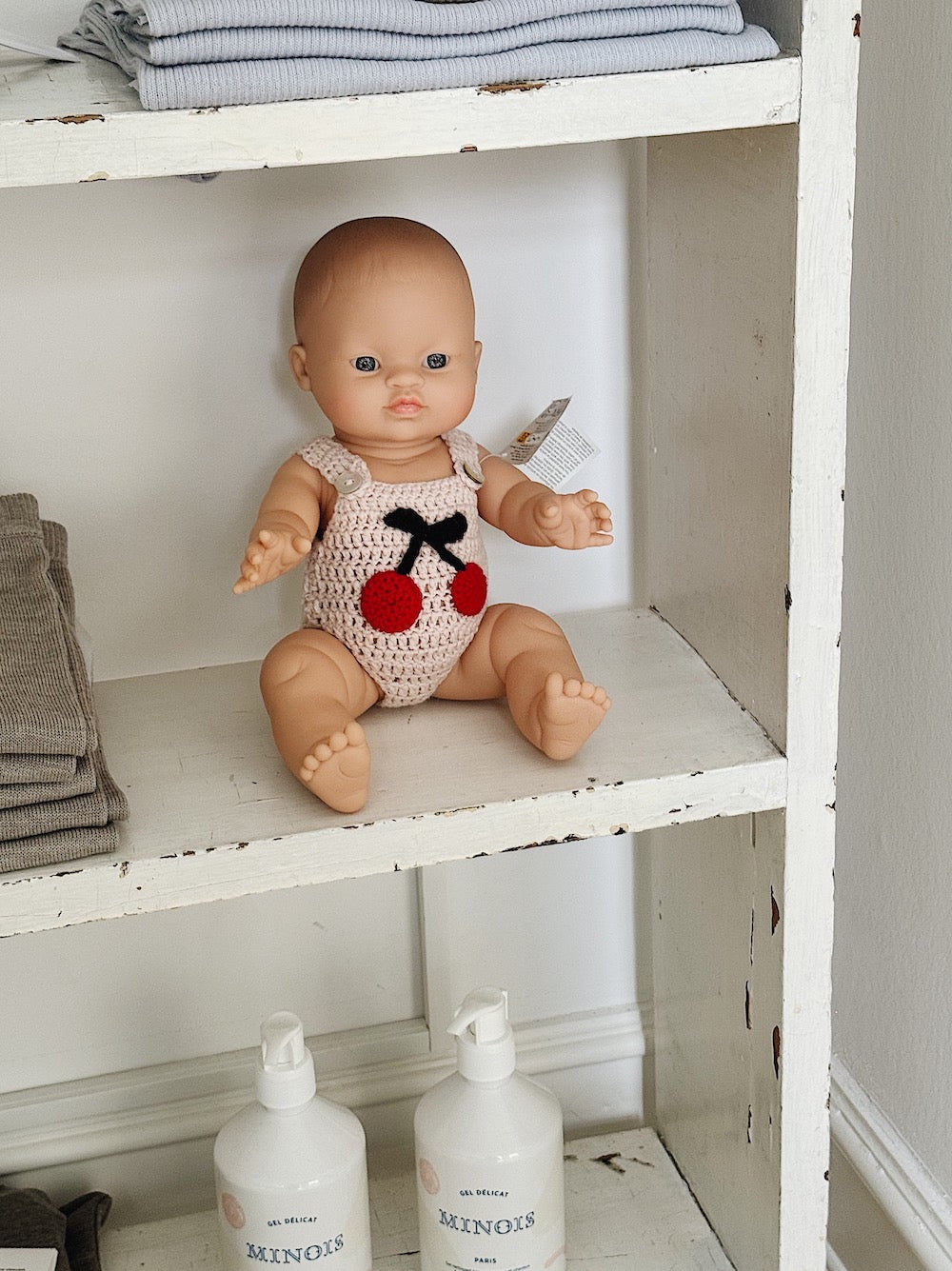 Dukkedragt med kirsebær - Lyserød med rødt kirsebær