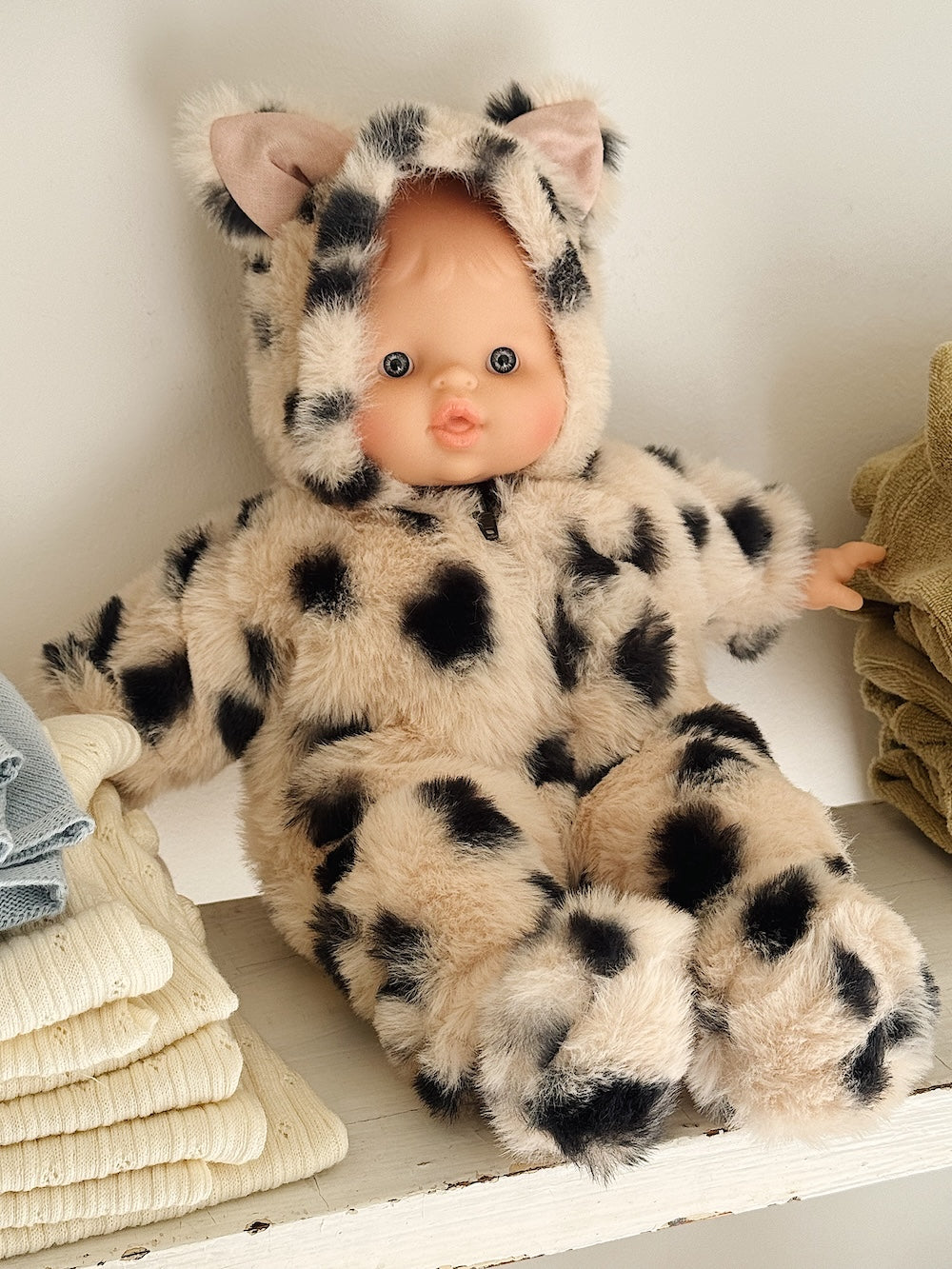 Kattedragt med prikker