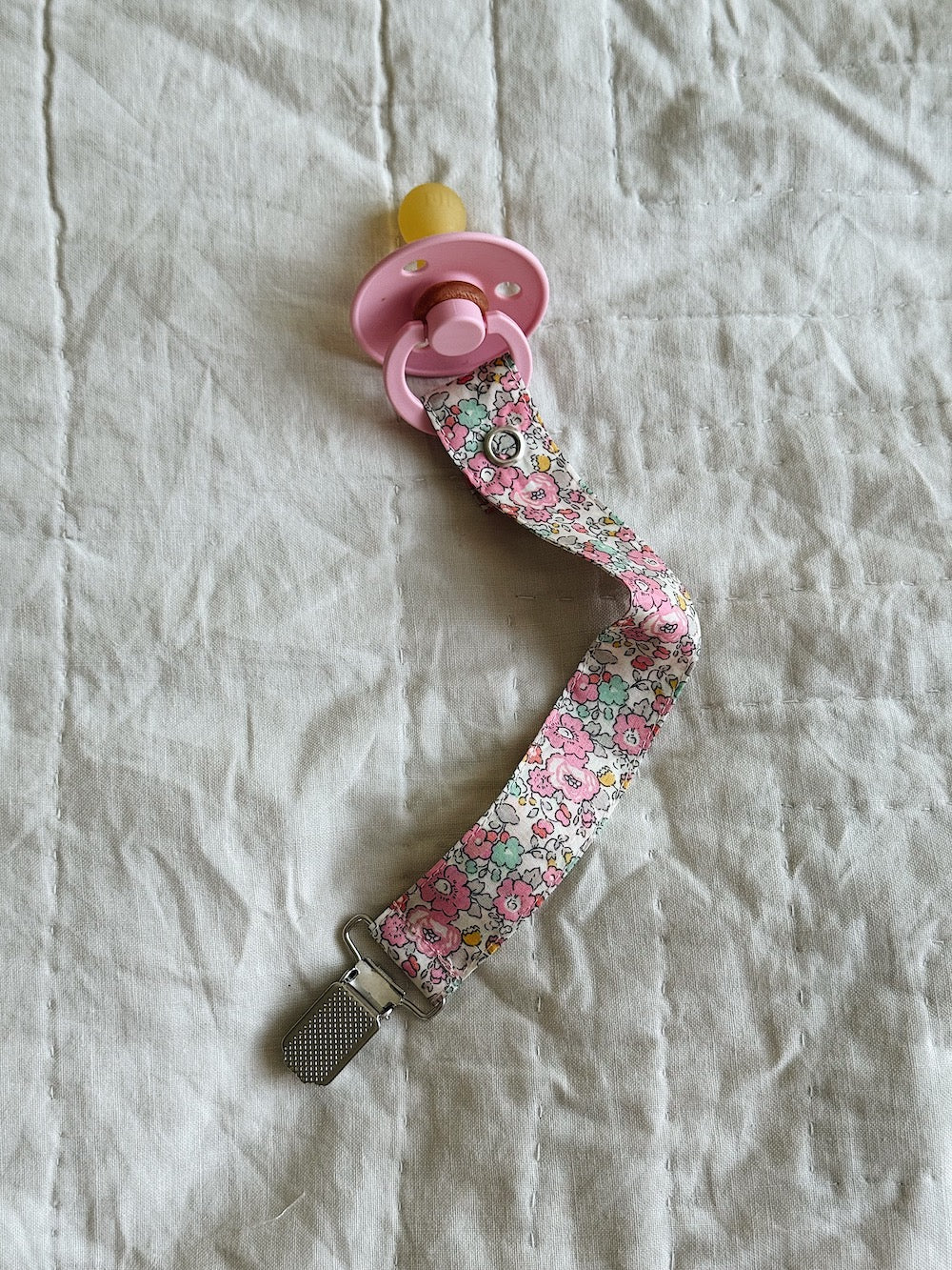 Pacifier clip - Pink betsy
