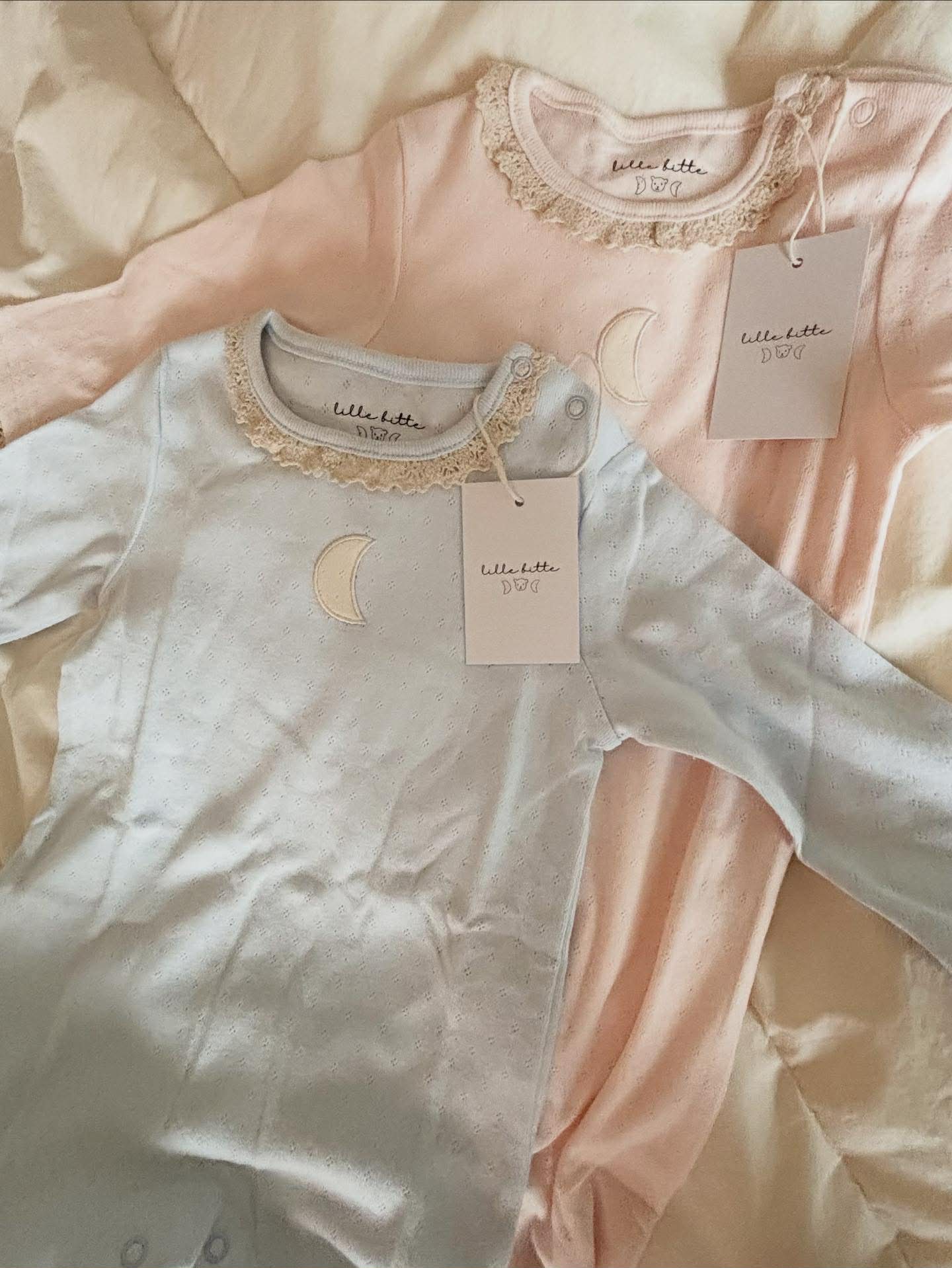 Baby Pyjamas med broderi - Lyseblå