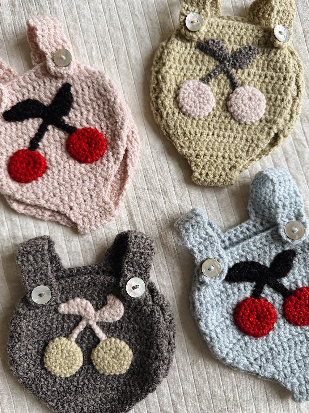 Dukkedragt med kirsebær - Gul med lyserødt kirsebær