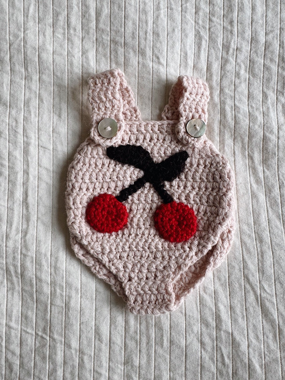 Dukkedragt med kirsebær - Lyserød med rødt kirsebær