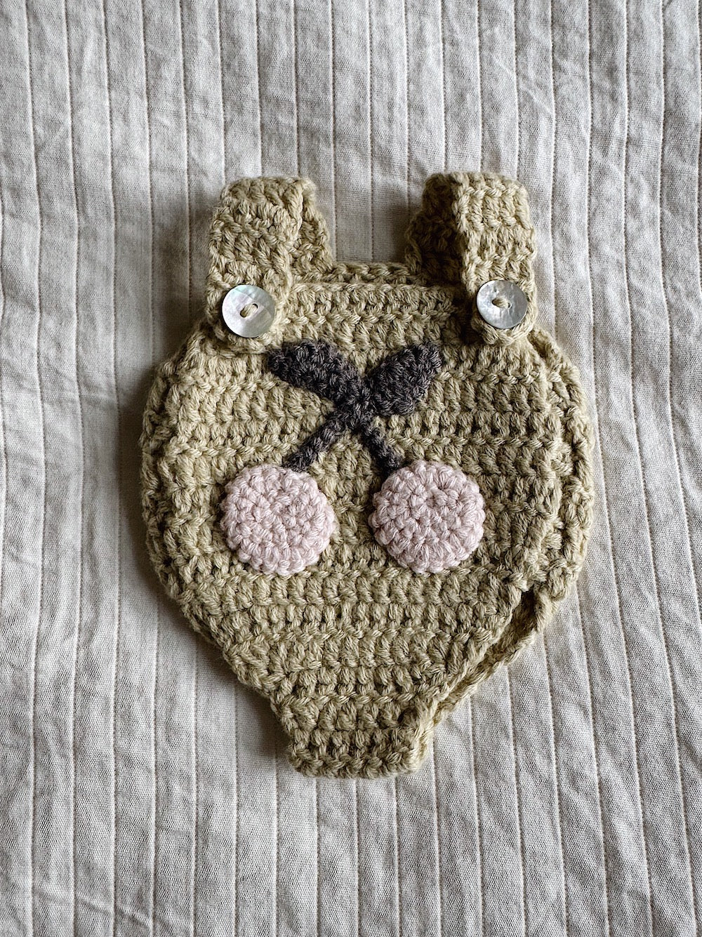 Dukkedragt med kirsebær - Gul med lyserødt kirsebær