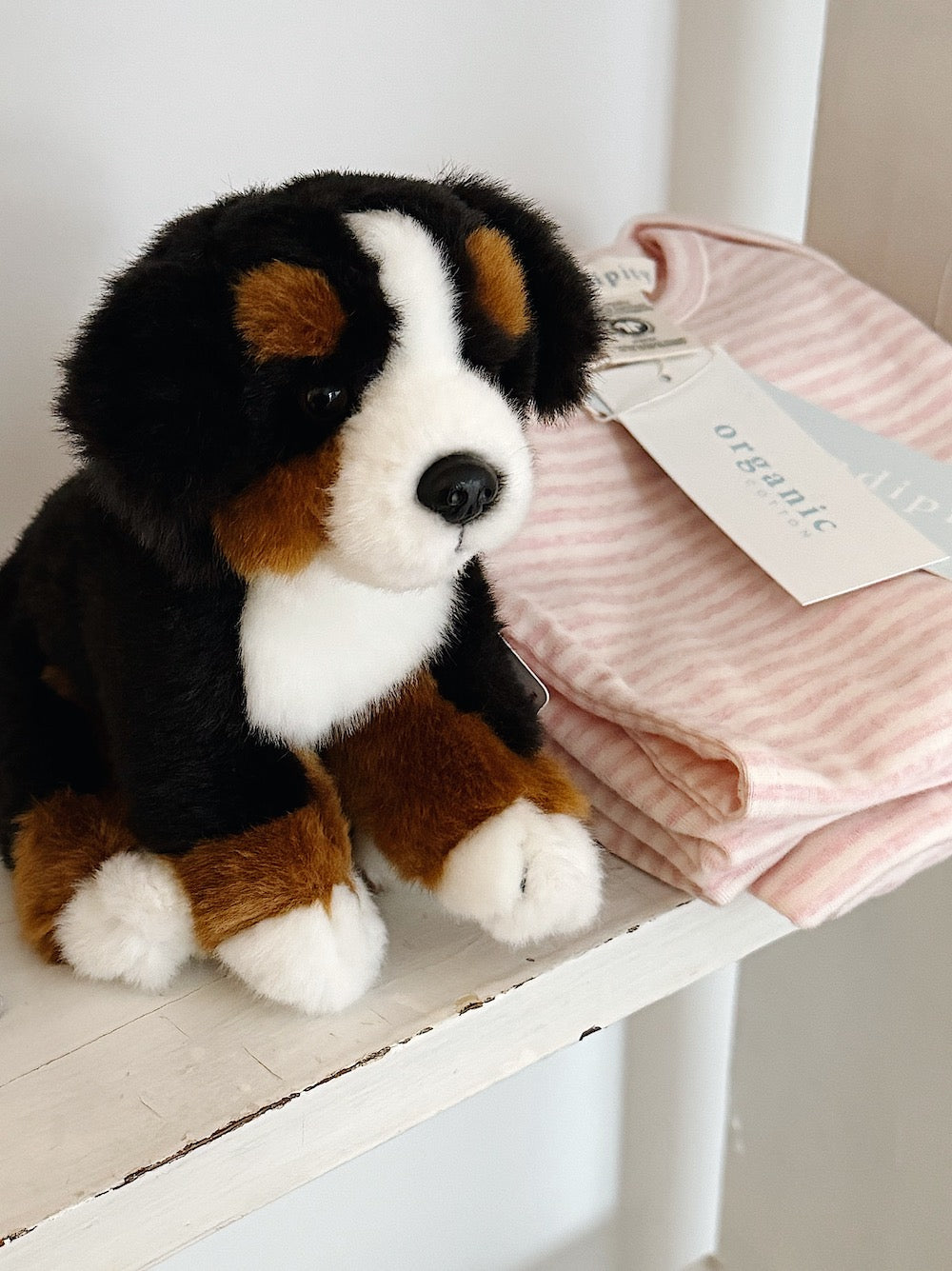 Siddende hund - Sort, brun og hvid 15 cm